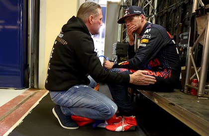 La dinastía Verstappen: Jos y Max, en la intimidad del garaje de Red Bull Racing en el autódromo de Yas Marina