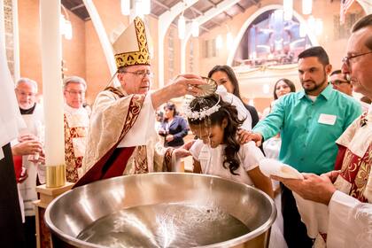 La Diócesis de Phoenix invalidó bautismos realizados desde el 2017 por un error del padre Andrés Arango en la ceremonia (Foto:  Diócesis de Phoenix)