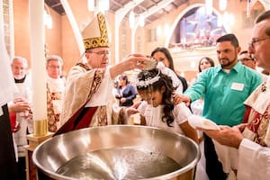 La Diócesis de Phoenix invalidó bautismos realizados desde el 2017 por un error del padre Andrés Arango en la ceremonia (Foto: Diócesis de Phoenix)