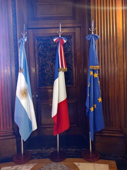 La diplomática también se despidió de empresarios, funcionarios y diplomáticos y declaró que: “ahora tienen conmigo a otra embajadora de Argentina en el mundo, y no solo en Francia”, destacó Claudia Scherer-Effosse quien dejará el país en un par de semanas con destino a París, para una nueva misión