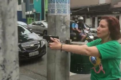 La diputada Carla Zambelli, con un arma en las calles de San Pablo