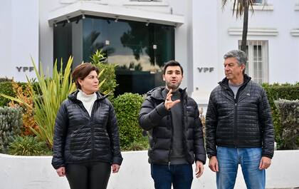 La diputada chubutense Ana Clara Romero, junto al gobernador Torres y al vice Mena