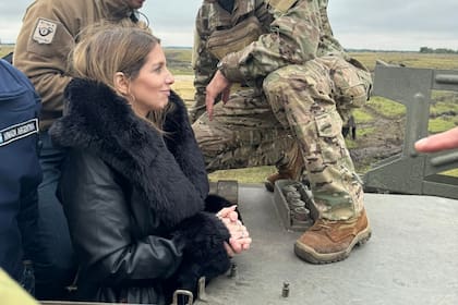 La diputada de LLA dentro de un tanque militar