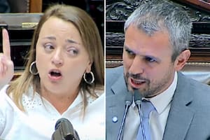 La diputada de Unión por la Patria (UxP), Cecilia Moreau, junto al titular de la Cámara baja, Martín Menem