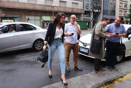 La diputada Juliana Santillán llega al hotel Libertador para la reunión con Javier Milei