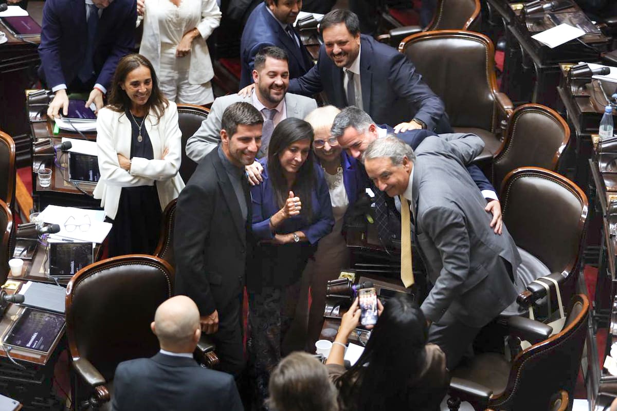 La diputada Laura Rodríguez Machado (LLA Córdoba) tras la votación junto a Silvana Giudici y Sebastián Pareja