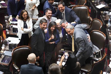 La diputada Laura Rodríguez Machado (LLA Córdoba) tras la votación junto a Silvana Giudici y Sebastián Pareja