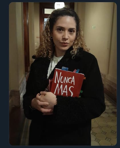 La diputada libertaria Lourdes Arrieta con una edición del libro Nunca Más en el Congreso