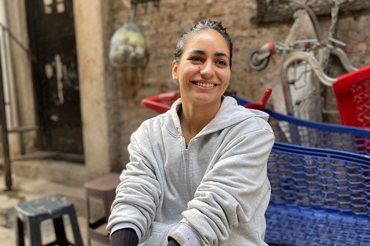 Lucía ayudando en el comedor