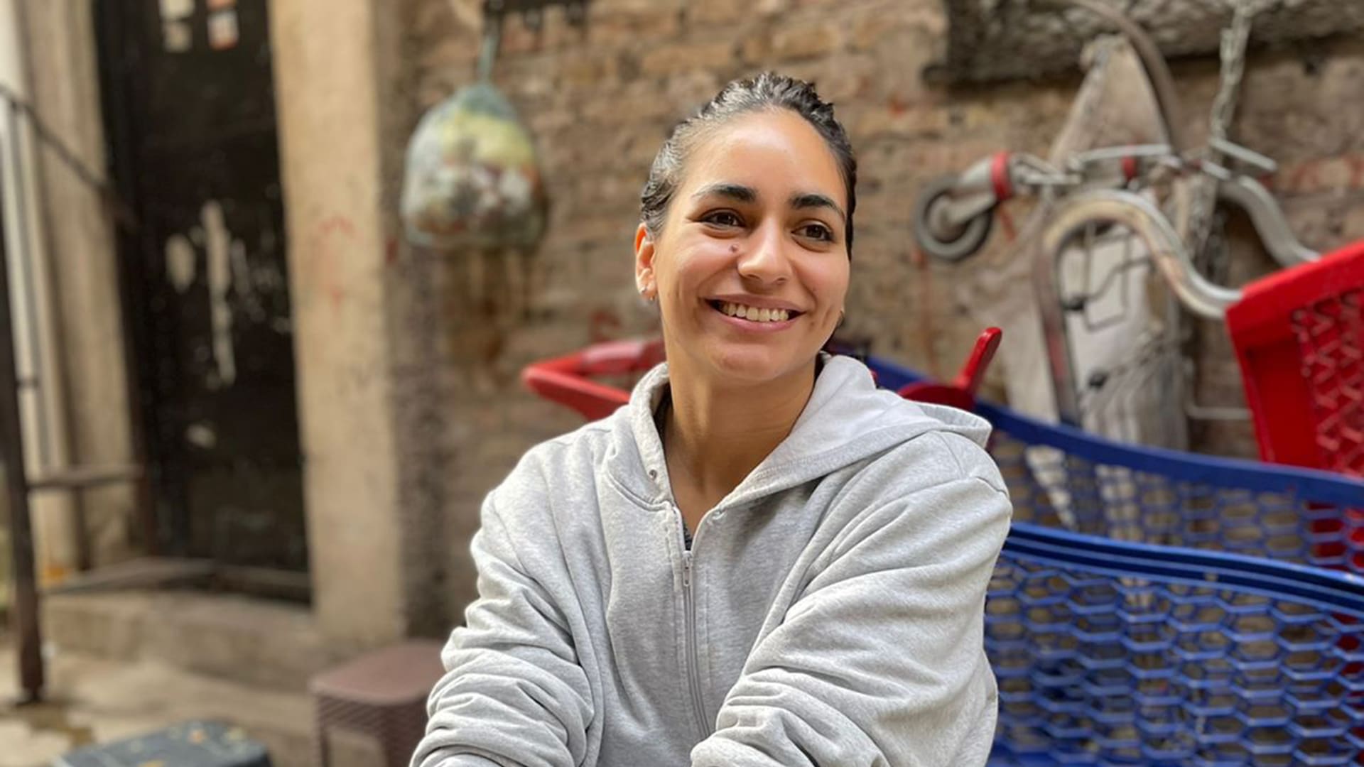 Lucía ayudando en el comedor