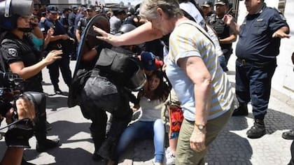La diputada Mayra Mendoza en medio de las agresiones