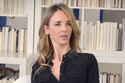 La diputada nacida en Madrid, que se crió en la Argentina, tuvo que dejar su cargo como vocera del Partido Popular; su estilo confrontativo molestó a los barones del PP