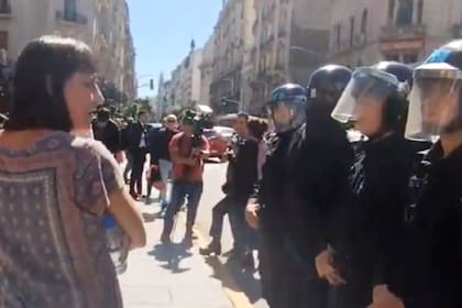 La diputada nacional del Frente de Izquierda-Unidad (FIT-U), Romina Del Pla, enfrentó a efectivos policiales durante el operativo por la marcha docente en Congreso