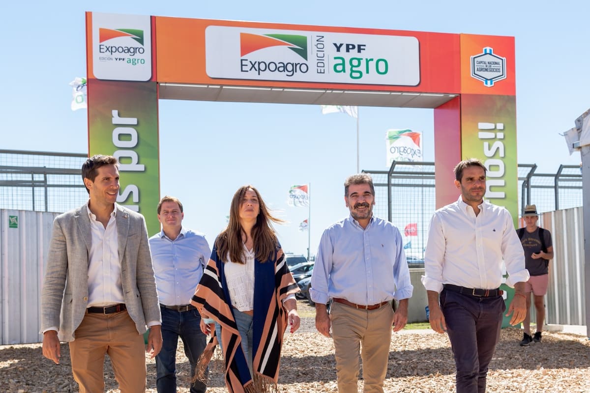 La diputada nacional María Eugenia Vidal visitó ayer Expoagro acompañada por el jefe del bloque Pro, Cristián Ritondo, el intendente de San Nicolás, Manuel Passaglia; y los diputados provinciales Alex Campbell y Santiago Passaglia