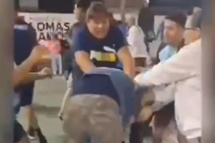 La diputada nacional Natalia Zaracho en medio de una pelea en una cancha de fútbol 5