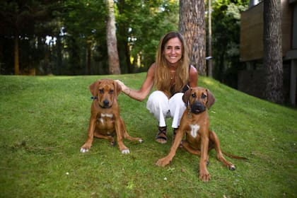 La diputada nacional Victoria Tolosa Paz en su casa de Cariló, en dialogó con LA NACION, junto a sus mascotas