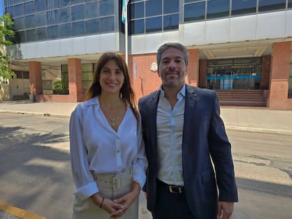La diputada provincial Agostina Villaggi y el abogado Sebastián Montoya, apoderado del Frente Amplio Formoseño e impulsores del recurso en 2023 que derivó en el fallo de hoy.