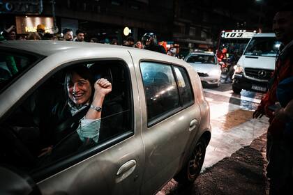 La diputada Romina del Pla, pasó por el cacerolazo de Acoyte y Rivadavia
