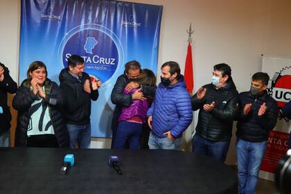 La diputada Roxana Reyes recibe el abrazo del senador Eduardo Costa durante el anuncio del triunfo en el Comité de la UCR en Río Gallegos, Santa Cruz.