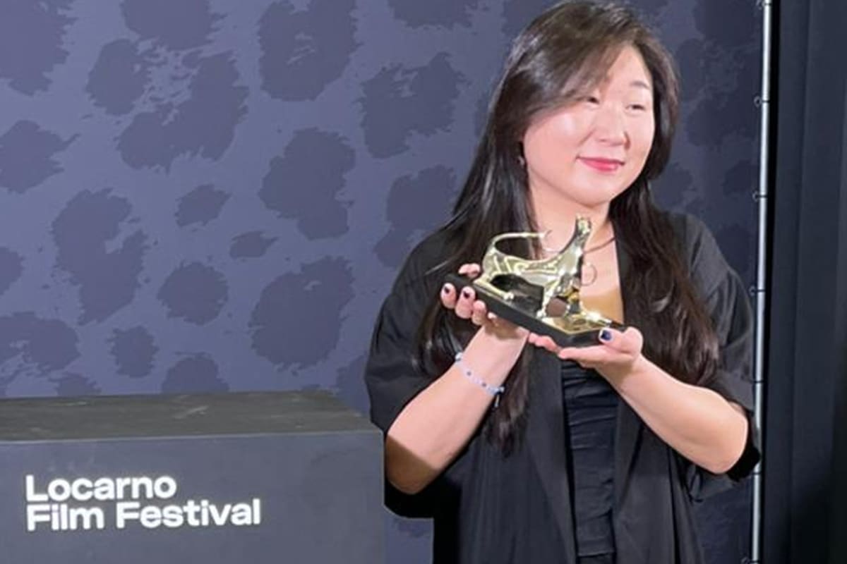 La directora, con el premio que recibió este sábado