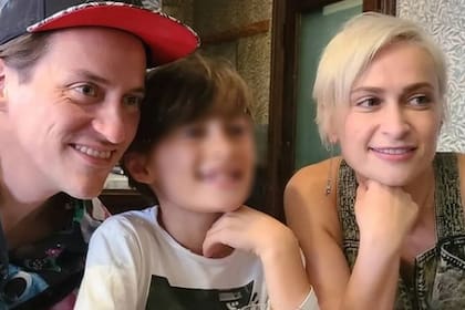 La directora de fotografía Halyna Hutchins, quien falleció en el Rancho Bonanza Creek el sábado 23 de octubre de 2021 después de un disparo de una pistola de utilería que cargaba Alec Baldwin, junto a su esposo Matthew Hutchins y a su hijo Andros