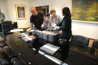 La directora de la Biblioteca Nacional, Susana Soto, con parte del material donado en su despacho