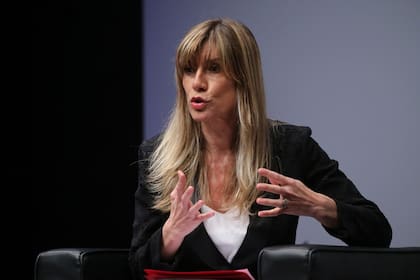 La directora de la Cátedra Extraordinaria de Transformación Social de la Universidad Complutense de Madrid, Begoña Gómez, interviene durante la segunda jornada del IV Congreso Iberoamericano, a 18 de mayo de 2021.