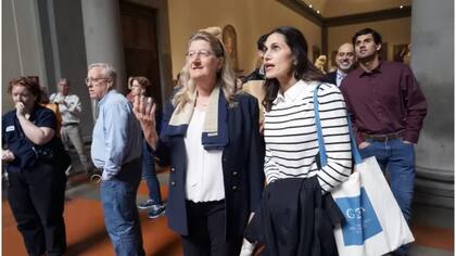 La directora de la galería, Cecilie Hollberg (izquierda) invitó a la profesora a visitar la obra
