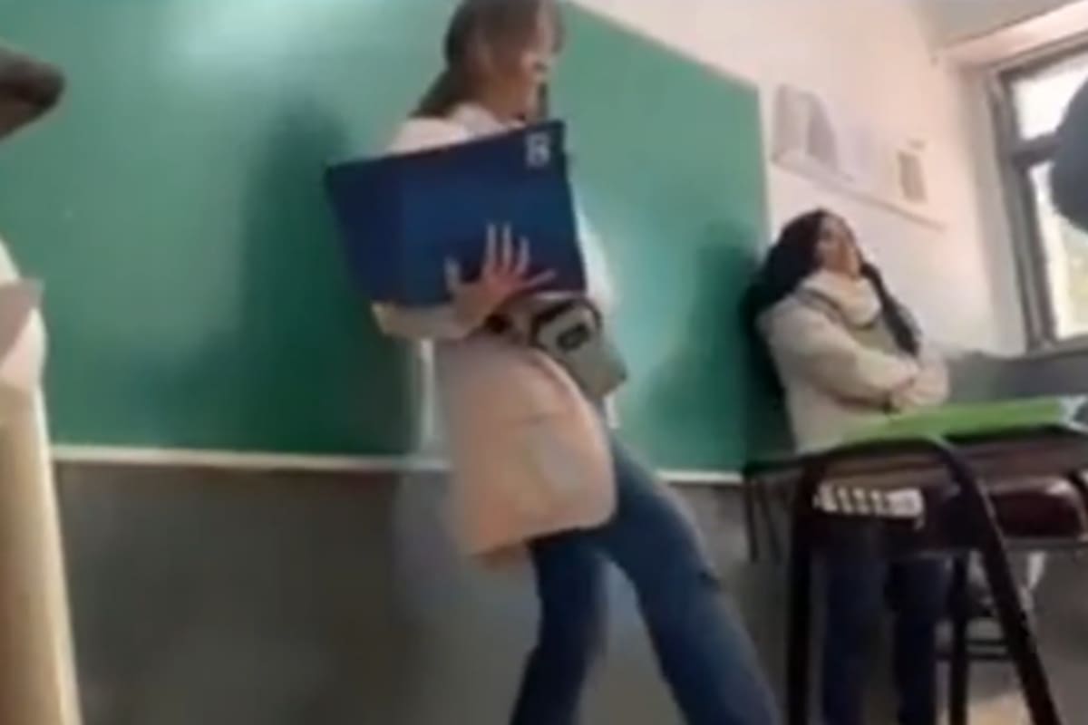 La directora de un colegio secundario reacción pateando un banco frente a los alumnos