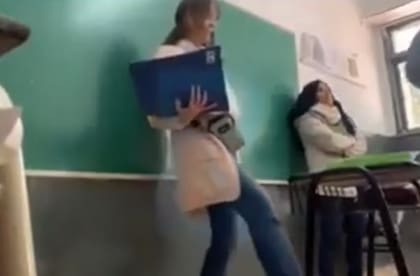 La directora de un colegio secundario reacción pateando un banco frente a los alumnos