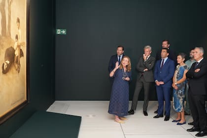 La directora del Museo de Pontevedra, Ángeles Tilve, explica el cuadro a las autoridades presentes durante la inauguración
