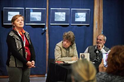 La directora del Museo Mitre, Gabriela Mirande Lamedica; Fabre y el editor Andrés Telesca