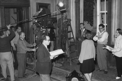 La directora (derecha) en el set de Las furias