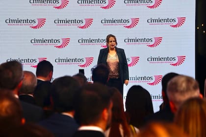 La directora ejecutiva de Fundación Cimientos, Mercedes Méndez Ribas remarcó: “Es importante poner a la educación en primer plano porque en la Argentina de hoy, más del 42 por ciento de los adultos no terminó la escuela secundaria. Esa cifra preocupa porque sabemos que la probabilidad de acceder a un empleo formal es el doble para quienes tienen título secundario que para quienes no lo tienen. Y cuando las oportunidades educativas son desiguales, también se vuelven desiguales las oportunidades de construir un proyecto de vida”