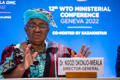 La directora general de la Organización Mundial del Comercio, la nigeriana Ngozi Okonjo-Iweala, ofrece una conferencia de prensa tras la clausura de la 12ma Conferencia Ministerial en la sede de la entidad, en Ginebra, Suiza, el 17 de junio de 2022. (Martial Trezzini/Keystone via AP)