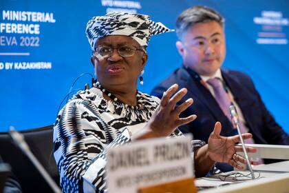 La directora general de la Organización Mundial del Comercio Ngozi Okonjo-Iweala en Ginebra el 12 de junio del 2022. (Martial Trezzini/Keystone via AP)