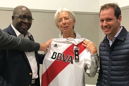 La dirigencia de River Plate recibió calurosamente a la directora gerente del FMI, Christine Lagarde, ayer en el partido jugado en el Monumental contra Belgrano de Córdoba