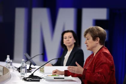La directora gerente del FMI, Kristalina Georgieva, y la directora de Comunicación del organismo, Julie Kozack, en Washington.
