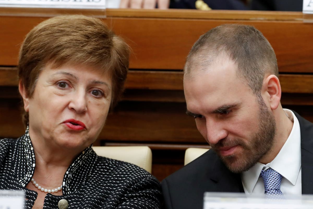 La directora gerente del FMI, Kristalina Georgieva, y el ministro de Economía de Argentina, Martin Guzmán, asisten a una conferencia organizada por el Vaticano sobre solidaridad económica, en el Vaticano, 5 de febrero de 2020.