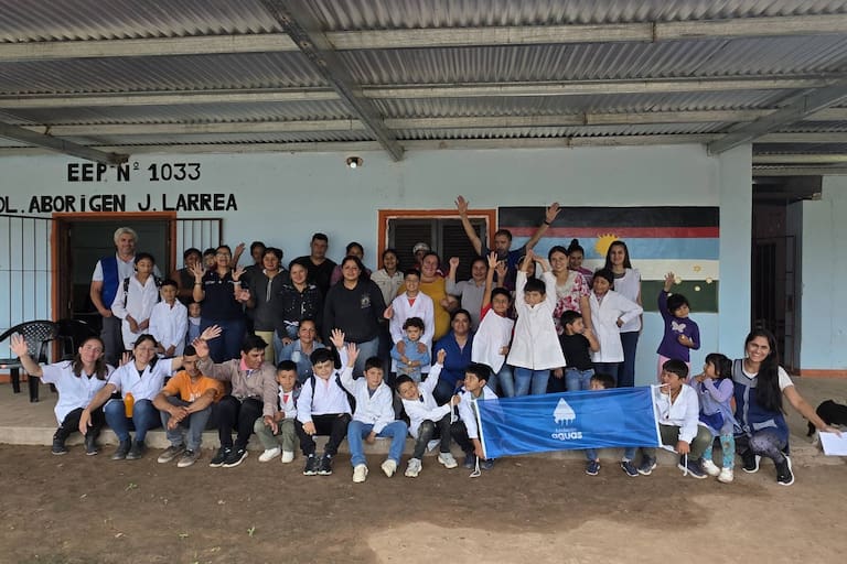 La directora y docente Melisa Lorenzetti (al lado del sol de la bandera) cuenta en primera persona cómo acceder a agua segura y a charlas sobre salud menstrual cambió el día a día de los chicos y chicas de una escuela rural de Chaco
