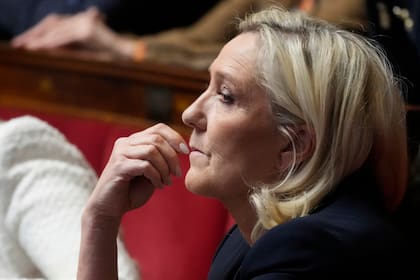 La dirigente ultraderechista francesa Marine Le Pen, en la Asamblea Nacional, el 1 de abril de 2025, en París. (AP/Michel Euler)