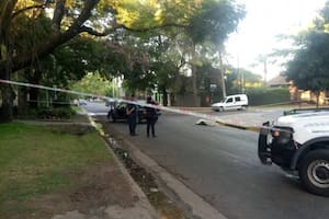 La discusión comenzó tras el choque en la Avenida Luis Agote; la víctima cayó al asfalto luego de recibir dos golpes de puño en respuesta a una agresión previa