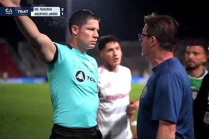 La discusión entre el árbitro Ramírez y el DT Alfredo Berti