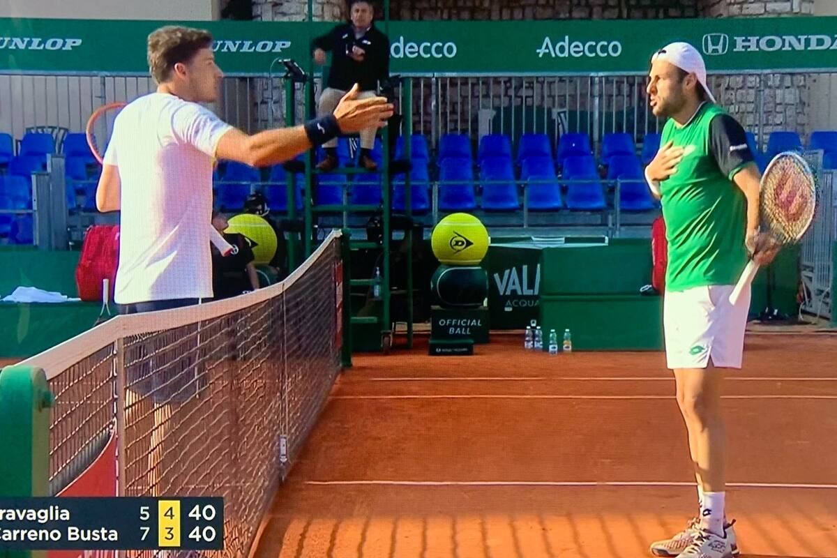 La discusión entre el español Carreño Busta y el italiano Travaglia durante el torneo de Montecarlo que se extendió por algunos minutos.