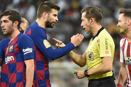 La discusión entre Piqué y el árbitro González González, tras el gol anulado al central