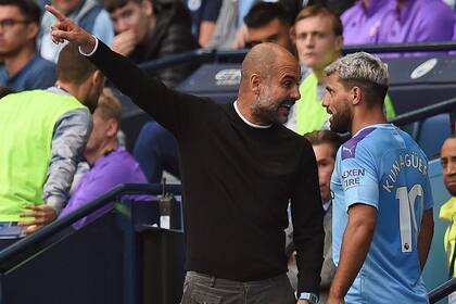 La discusión Guardiola-Agüero, en plena cancha.
