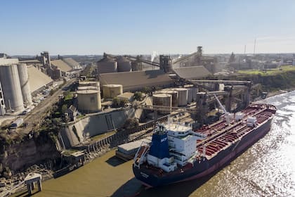 La discusión se desarrolla en pleno ingreso de la cosecha gruesa, uno de los períodos de mayor actividad para la industria aceitera y los puertos exportadores del Gran Rosario