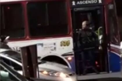 La discusión se fue a las manos cuando el conductor salió a perseguir a los agresores