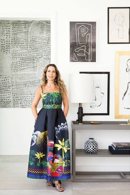 La diseñadora Agustina Cerato nos invita a recorrer esta casa que hizo pasar del blanco total a la riqueza de detalles.