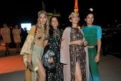 La diseñadora Anushka Elliot y sus amigas, Clara Cao, Malena Bollini y Victoria Aldamondo, todas con diseños especialmente diseñados para la ocasión.